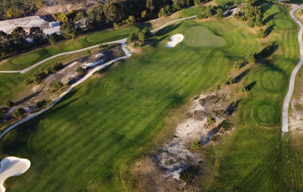 Drohnenaufnahme von Fairways und Grüns auf Royal Óbidos.