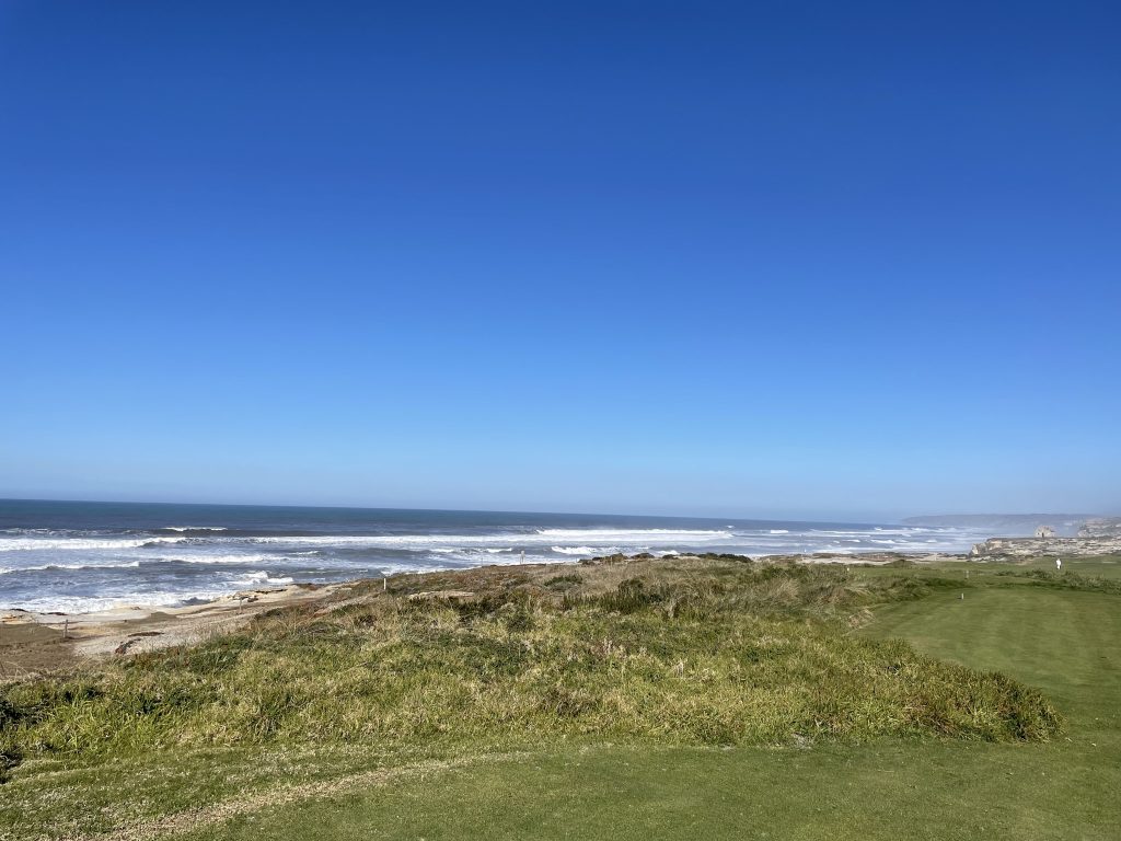 Küstenbahn von Praia D’el Rey am Atlantik.