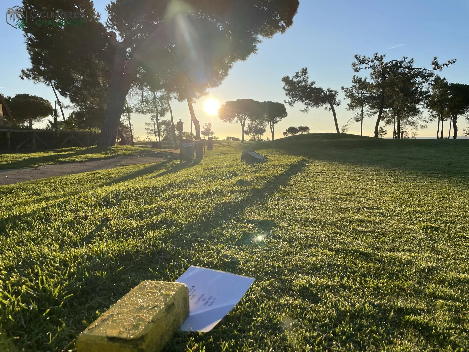 Abschlagmarkierung und lange Schatten im Abendlicht.